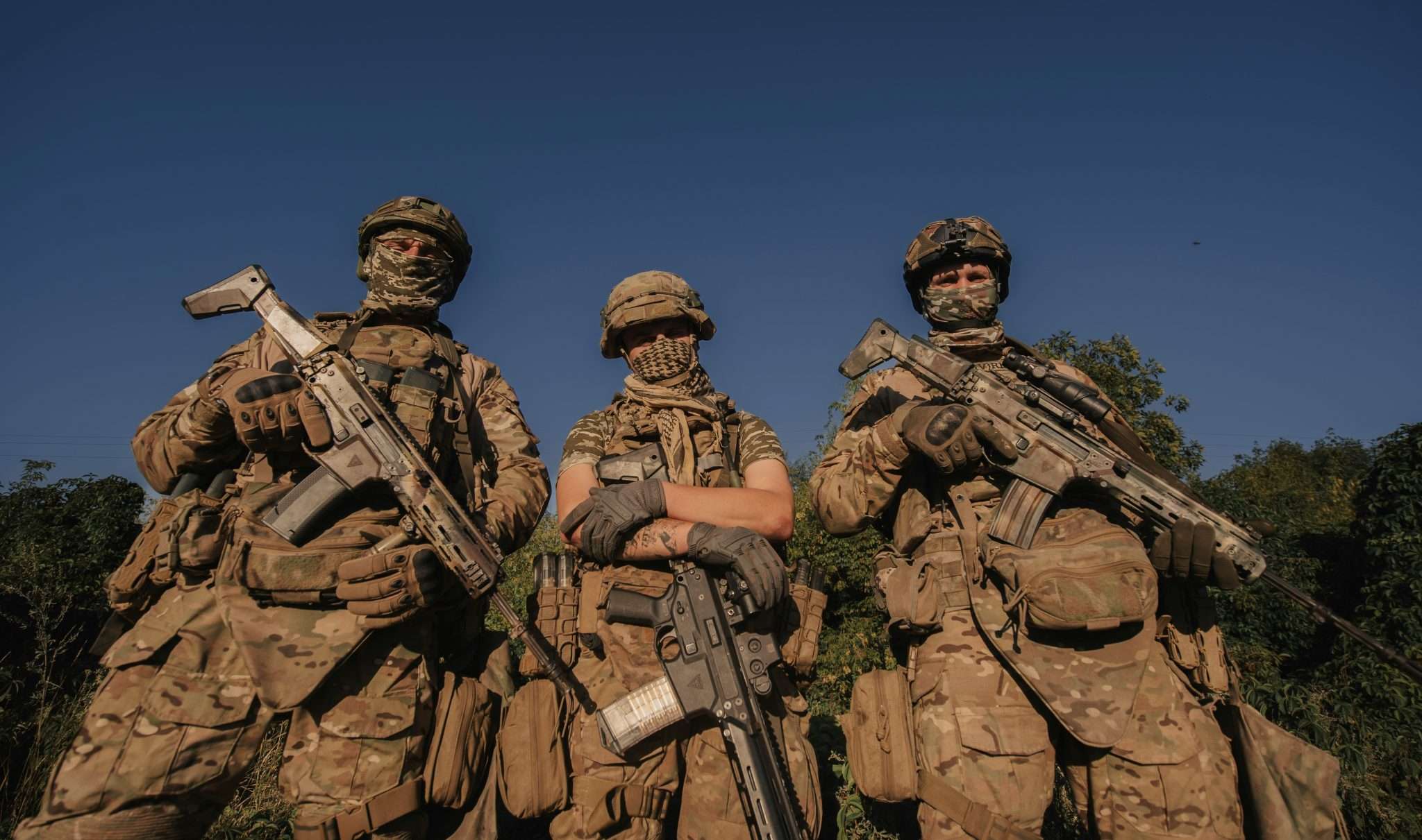 group of australian army soldiers holding weapons